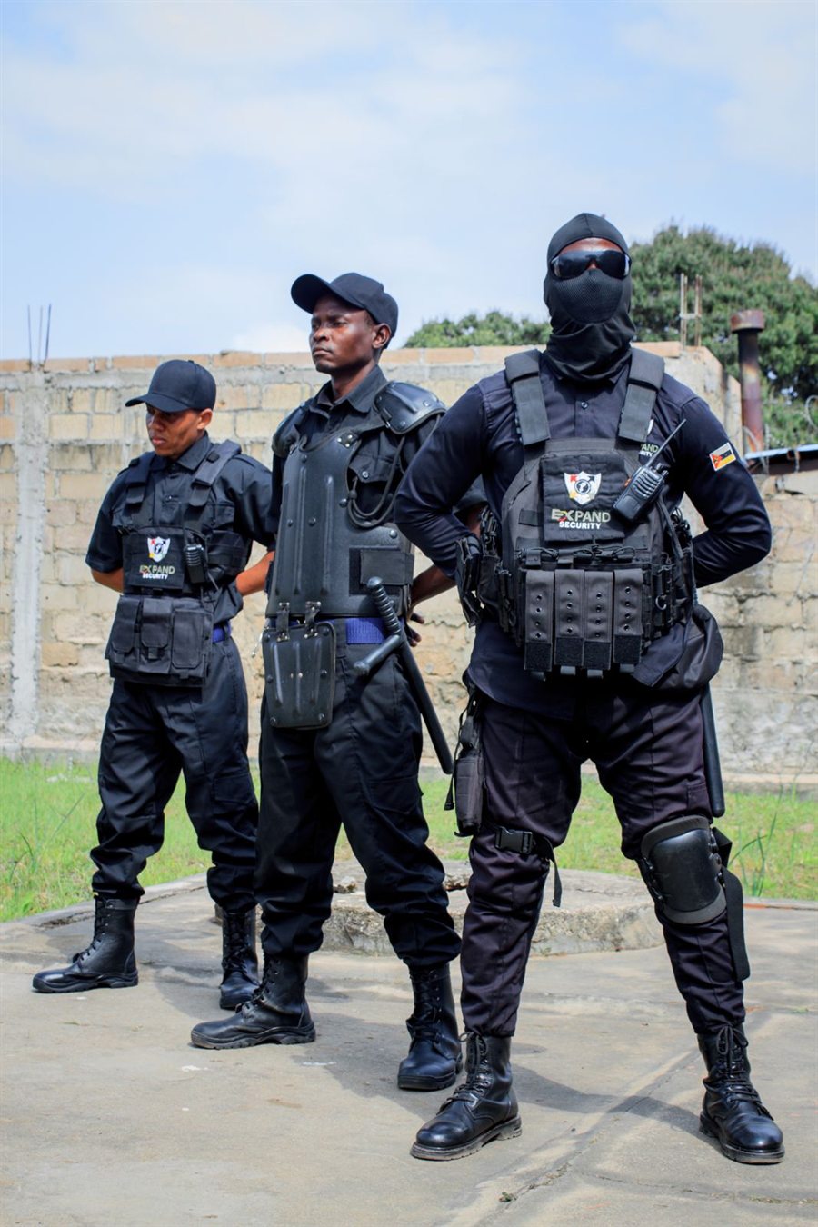 Vigilantes da Expand Security com equipamento táctico