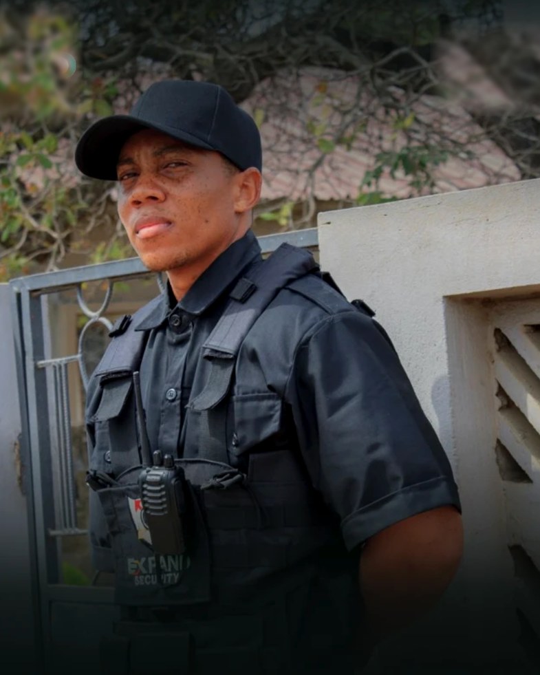 Vigilante da Expand Security à porta de um estabelecimento